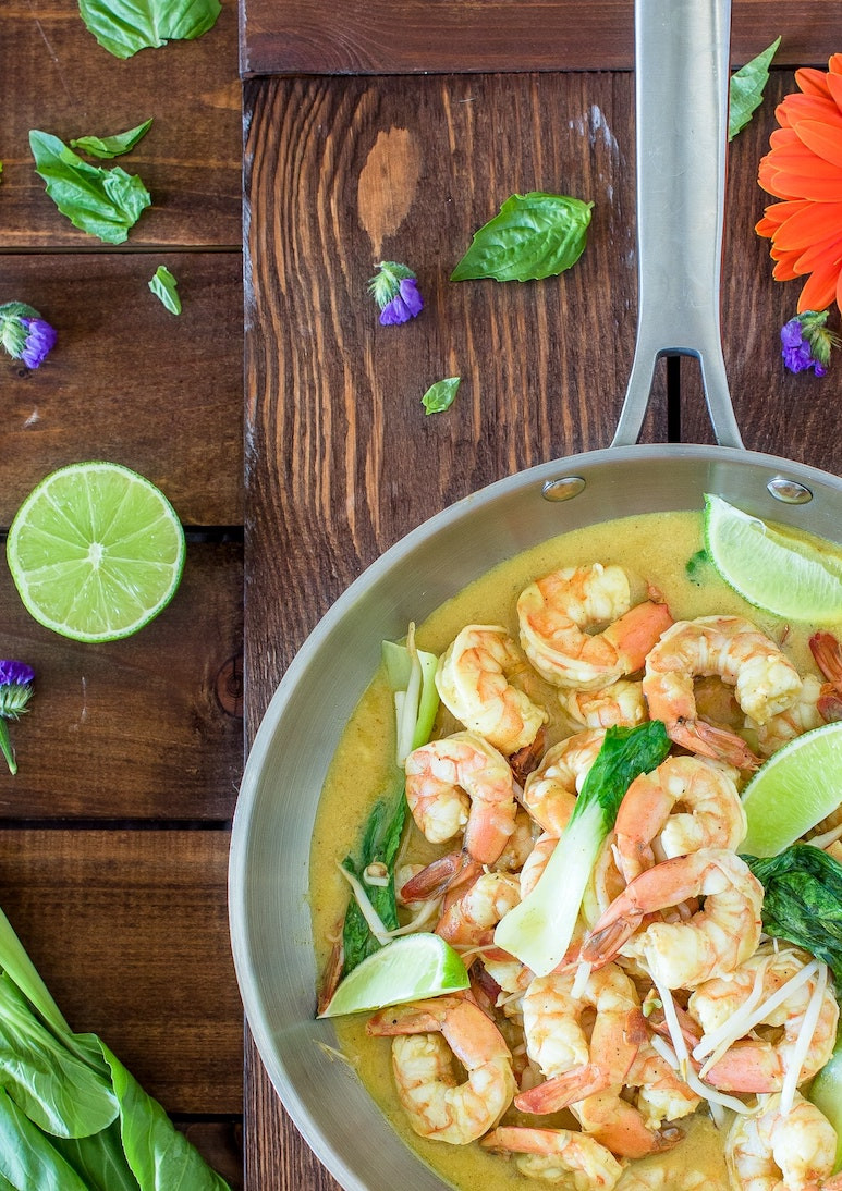 Shrimp with lime in a skillet.