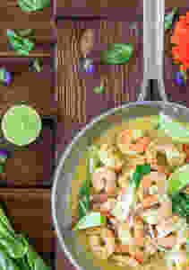 Shrimp with lime in a skillet.