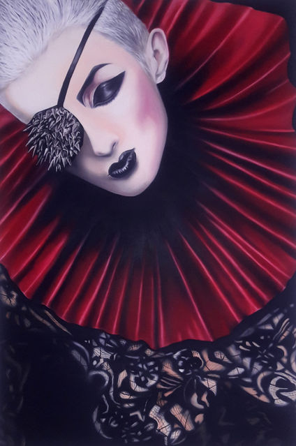 Modern ve dramatik bir tarzda yapılmış orijinal yağlıboya tablo. Kısa beyaz saçlı, koyu makyajlı bir kadın figürü, tek gözünde metalik dikenlerle süslenmiş siyah bir göz bandı ile betimlenmiş. Kadının yüzü, yoğun kırmızı kumaş ve dantel desenleriyle çevrili. Tablo gizemli, zarif ve güçlü bir ifadeye sahip. (MorkanArt yağlıboya tablo)