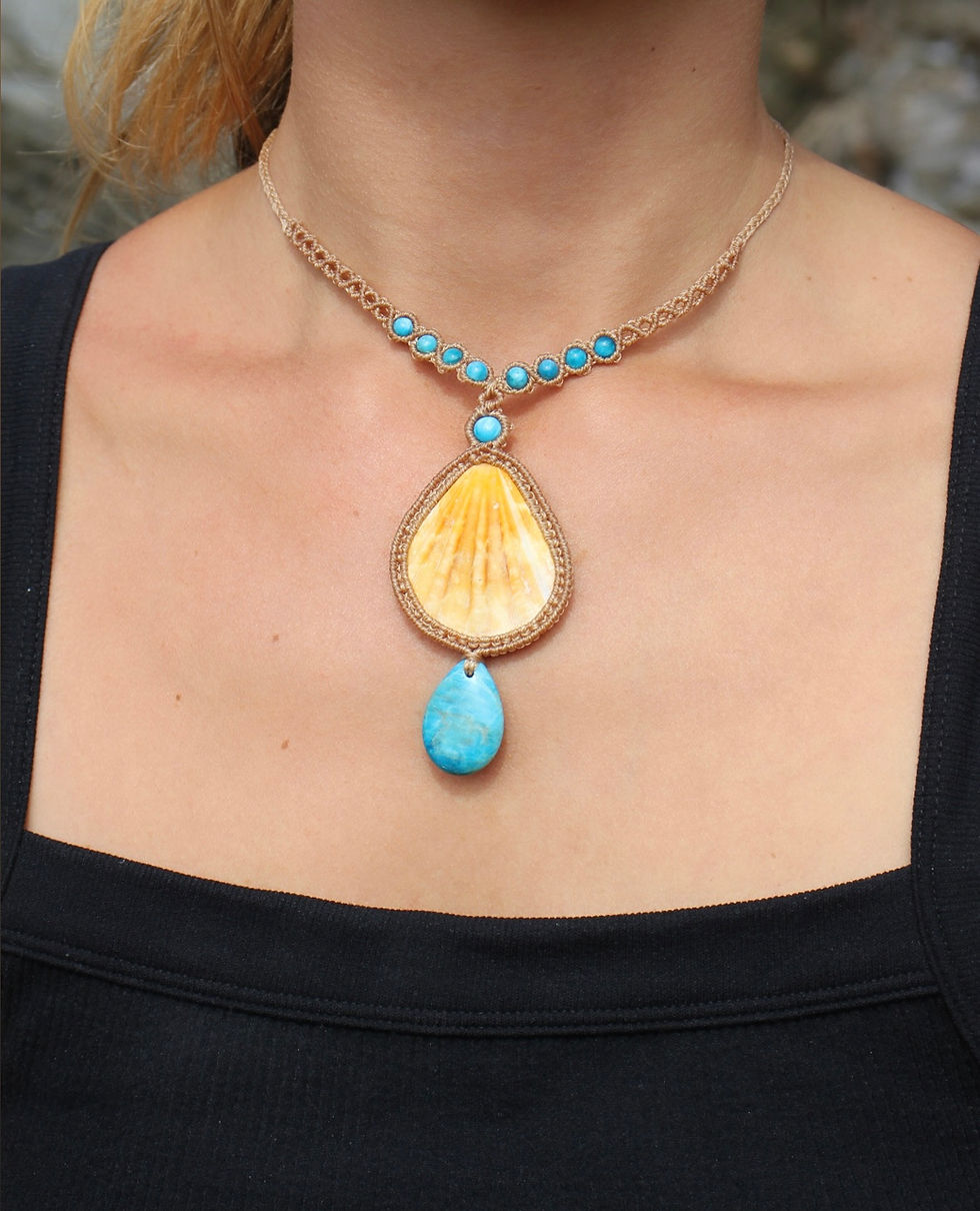 Thumbnail: Scallop Shell & Apatite - Light Tan