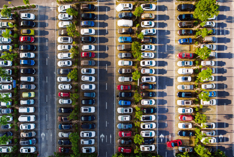 Observational research at a busy parking area