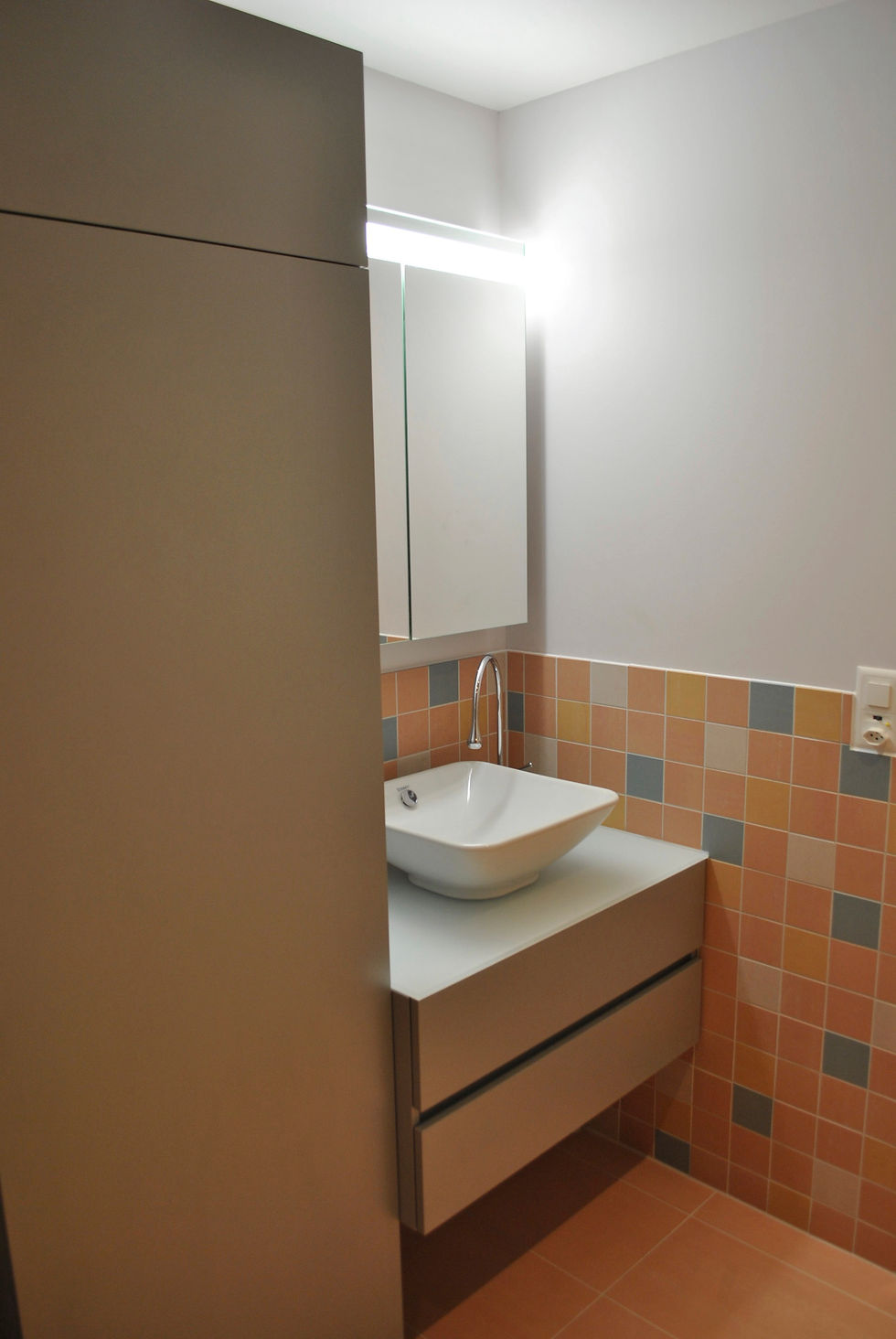 Lavabo sur son meuble sur mesure