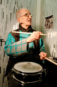 Portrait de Guy Nadon, batteur avec caisse claire et baguettes de drum, série documentaire au Chez-nous des artistes pour Urbania.