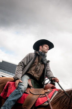 Photo d’un cowboy montant son cheval lors du Festival Western de Saint-Tite.