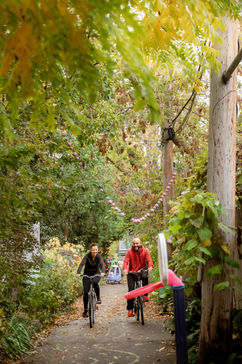 Photo d'un couple en bicyclette dans une ruelle de Montréal pour une série de photos documentaires pour la Ville de Montréal.