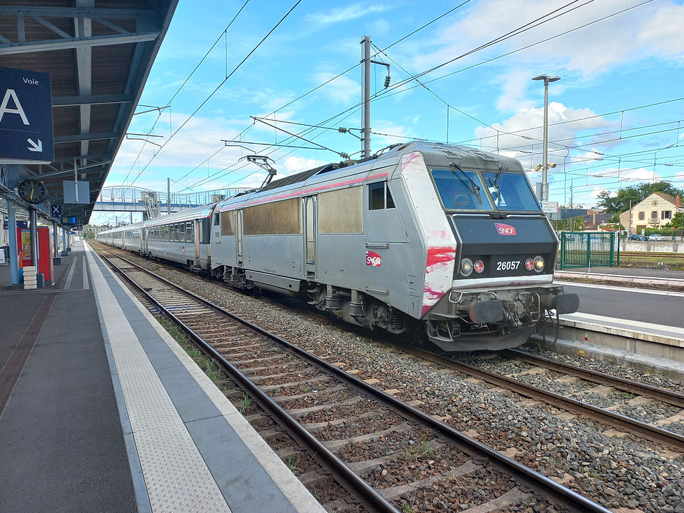 Un Intercités Paris-Clermont à Moulins-sur-Allier