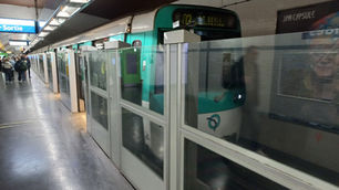 Un MF 77 de la ligne 13 à Invalides