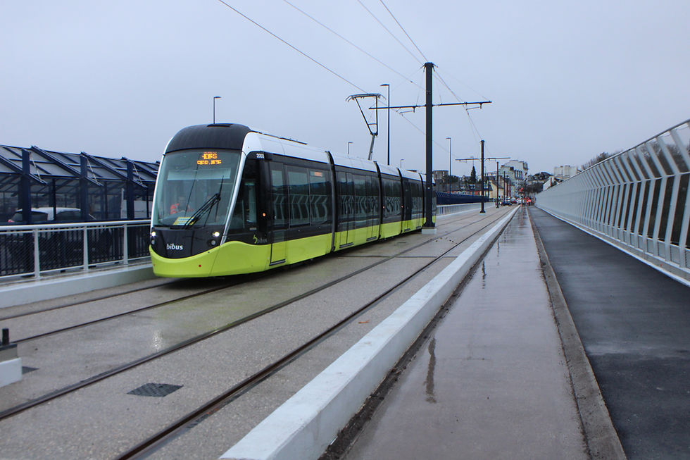 Le Citadis 305 sur le pont Schuman