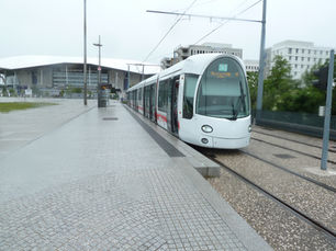 Le tramway devant le Groupama Stadium