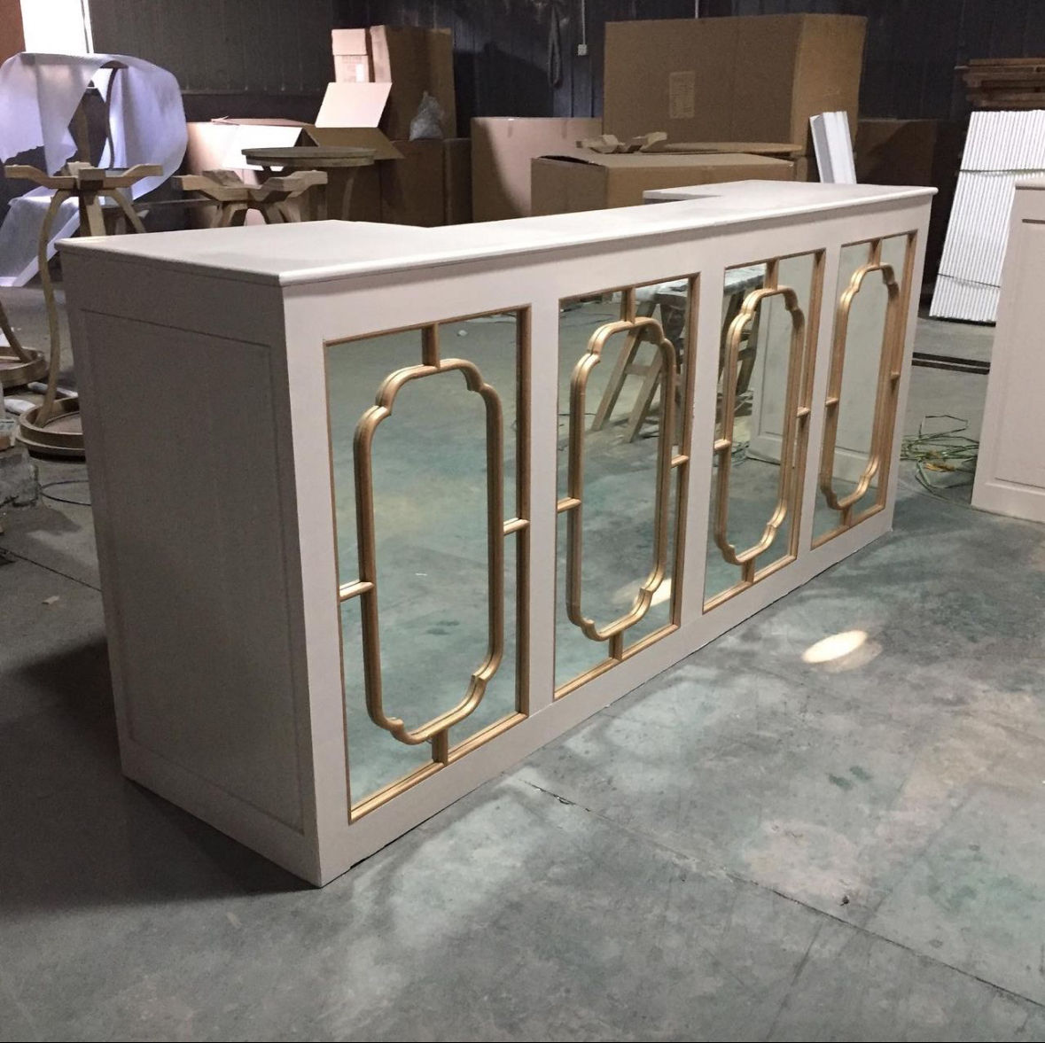 طاولات بار فاخرة مستديرة ذهبية فضية من الفولاذ المقاوم للصدأ من مادة البولي فينيل كلوريد لحفلات الزفاف