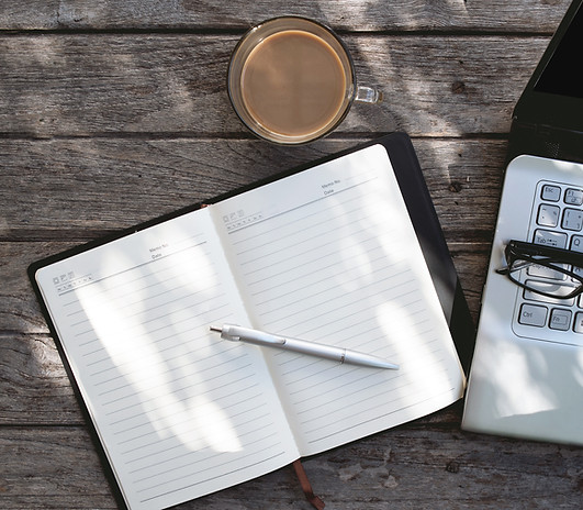 Ordinateur portable et le journal Topvie