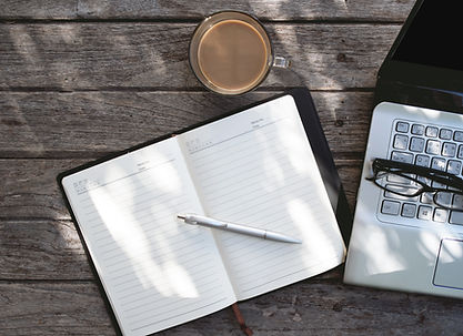 Ordinateur portable et le journal Topvie