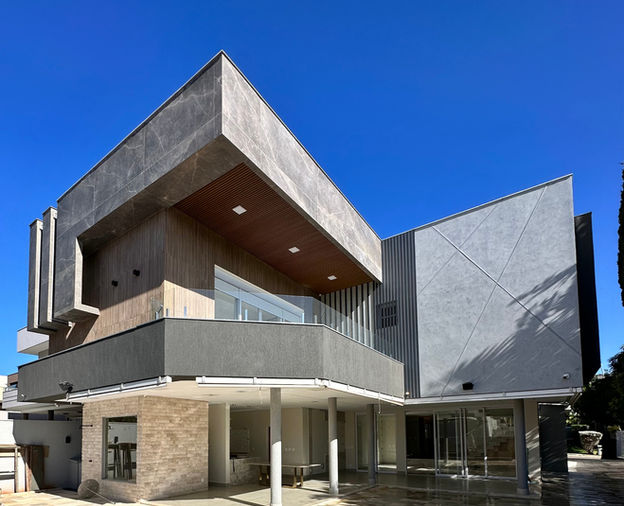 Fachada de casa de alto padrão em condomínio localizado em Goiânia e regia executada pela TREND Engenharia