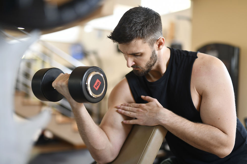 homem treinando musculação