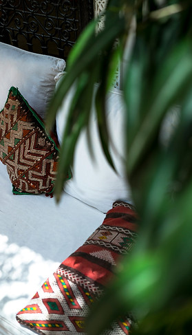 Canapé d'une salon dans un riad  à Marrakech.
