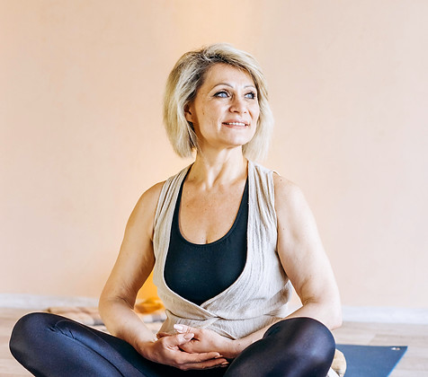 A mature woman taking part in a sophrology course to help them get through the pre-menopause and menopause with peace of mind.