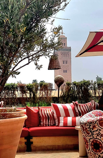 Salon extérieur d'un riad à Marrakech.