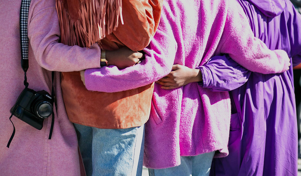 Groupe de femmes complices qui s'enlacent.