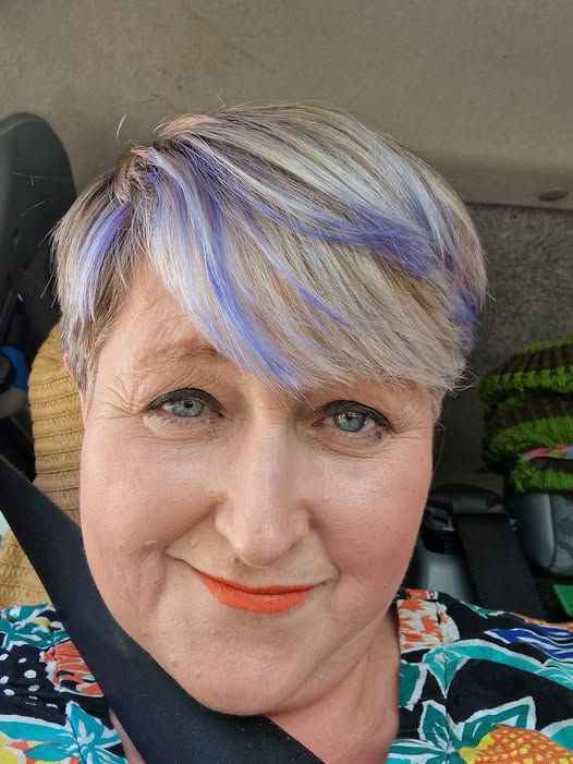 Pic description: top of my head/face. White round face, blonde and blue streaky hair, selfie in a van, straw hat in the background.