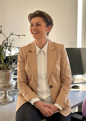 luisa-kern-coaching-portrait-schmunzelnd-schulterblick_edited.jpg