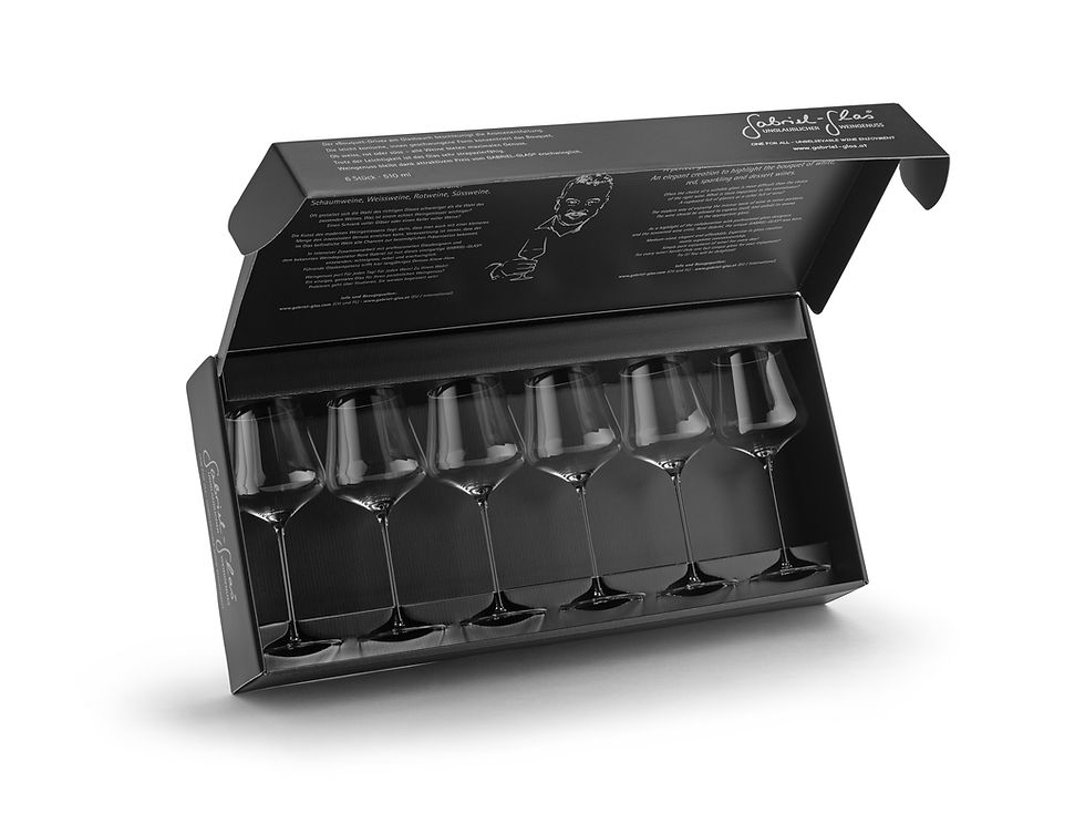 Geöffnete Chef's Deluxe Choice Box mit 6 Weingläsern, edles Design, aufklappbare Front, schwarzer Hintergrund.