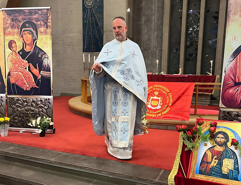 Светите богослужби ги изврши Отец Горан Стојчевски, кој ги благослови сите донесени колачи, панагии и велигденски дарови.



По литургијата, продолживме со заедничко дружење во просторијата од црквата, споделувајќи храна, благо, јајца и велигденска радост. Ви благодариме на сите што се приклучија и придонесоа со своите дарови и присуство.