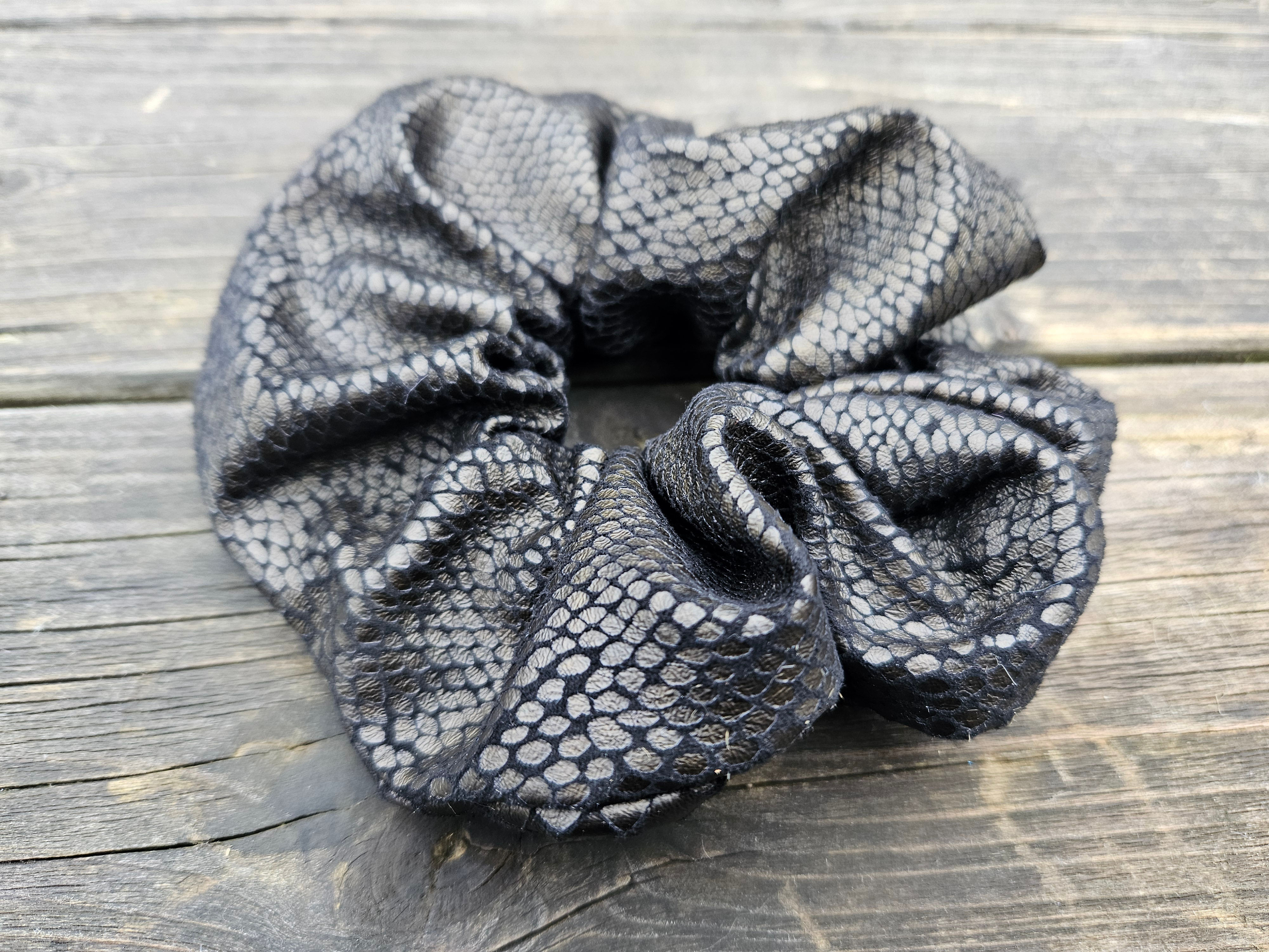 Chouchou cachette serpent noir