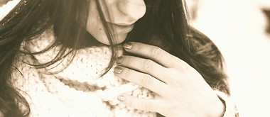 Girl in a white knitted wool scarf_edite