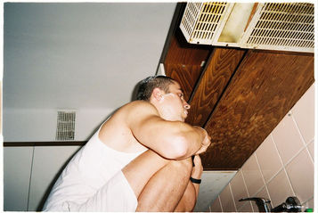 Performer sitting as a frog on the kitchen countertop 