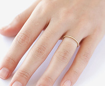 Sottile anello sulla barretta