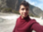 hombre-sonriente-de-pie-contra-la-montana.jpg