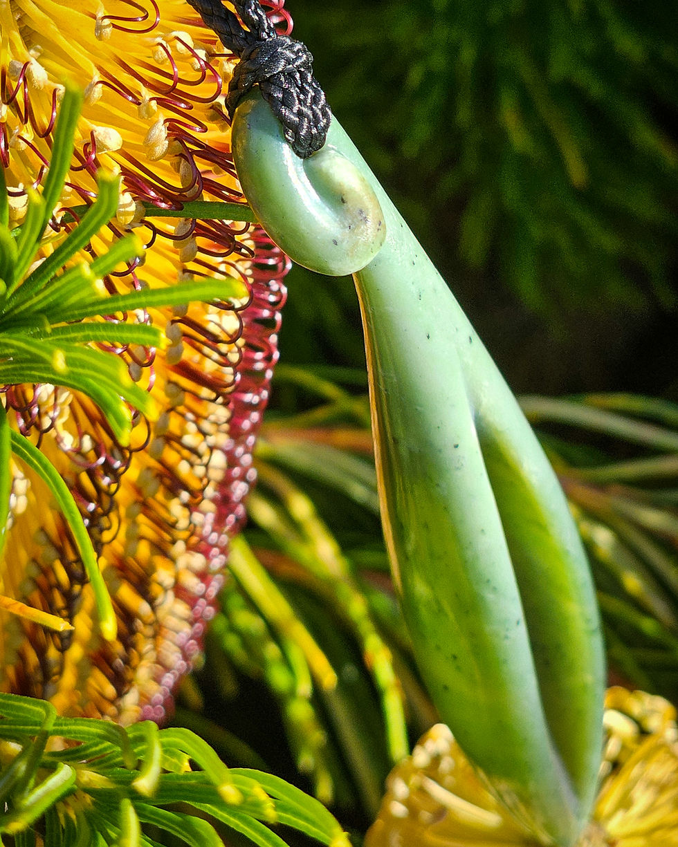 Miniatura: peapod jade pendant showing carved central channel, medium translucency