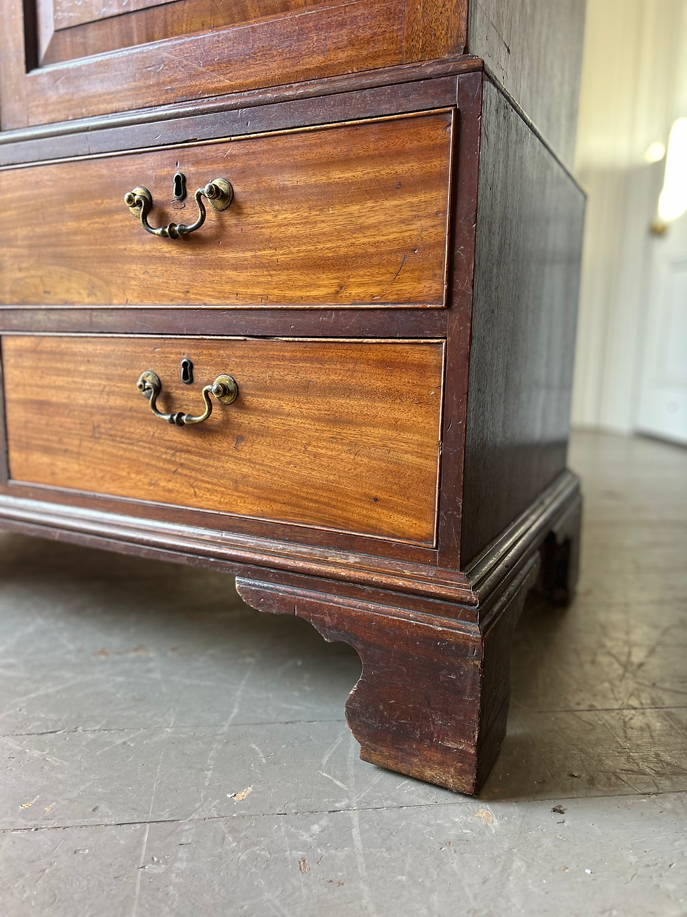 Thumbnail: HANDSOME 18TH CENTURY CHIPPENDALE PERIOD GOTHIC LINEN PRESS