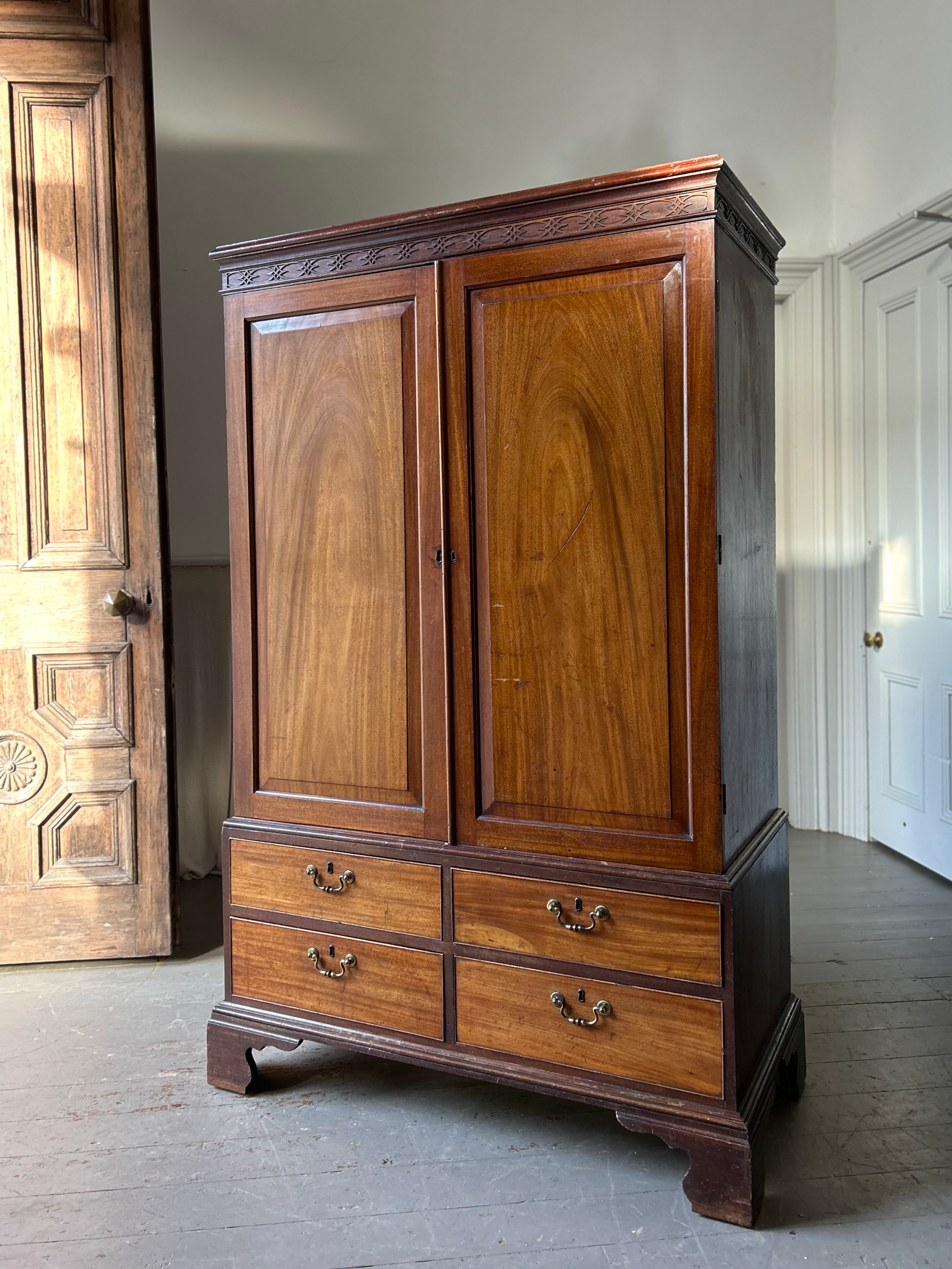 HANDSOME 18TH CENTURY CHIPPENDALE PERIOD GOTHIC LINEN PRESS