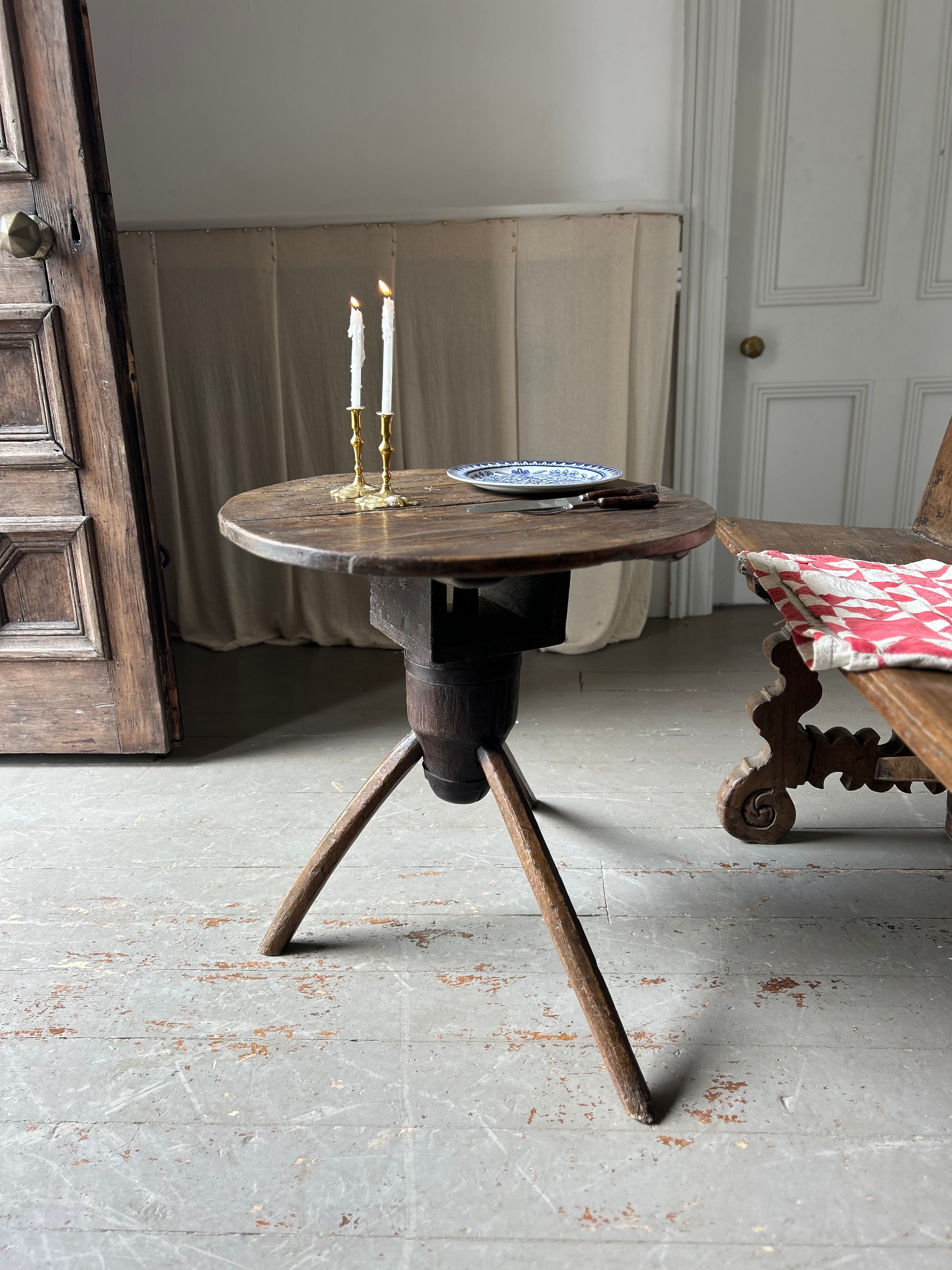 PRIMITIVE WELSH TRIPOD TABLE IN ELM