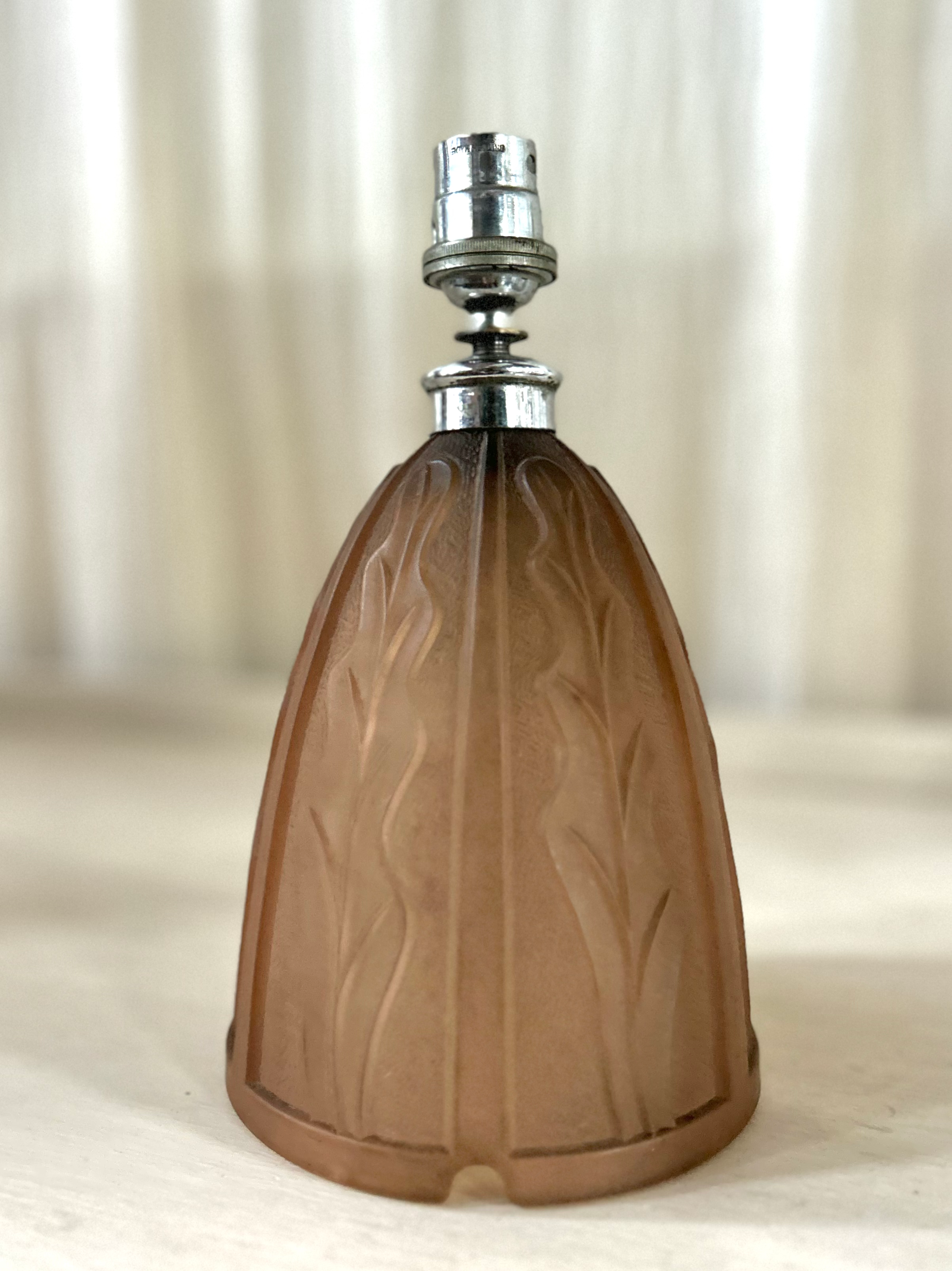 ELEGANT 1920's GLASS LAMP BASE IN THE MANNER OF RENE LALIQUE