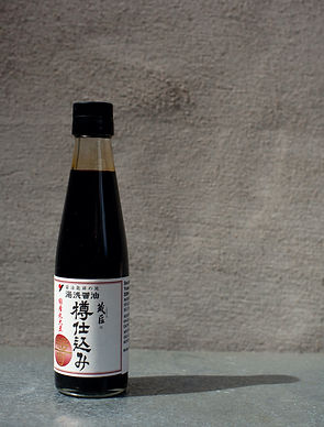 La Yuasa Tarushikomi est une sauce soya élaborée traditionnellement et vieillie en tonneau de cèdre pendant un minimum de 18 mois. La complexité de ses saveurs vient de la qualité des tonneaux, pouvant contenir quelque six tonnes de liquide, faits de cèdre japonais Yoshino, agés de 80 à 130 ans.
La première recette de sauce soya a vu le jour dans la petite ville de Yuasa dans la préfecture de Wakayama il y a près de 750 ans. Un moine y découvrit que le liquide issu de l’élaboration du miso pouvait être utilisée comme condiment par lui-même. À partir de cette première découverte, le procédé de fabrication de la sauce soya fut perfectionné et se répandit rapidement à travers le Japon, influençant profondément les traditions alimentaires. Encore aujourd’hui, la ville de Yuasa est fière de perpétuer les traditions du brassage artisanal de la sauce soya.