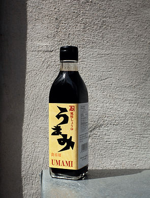 La Suehiro Umami est une sauce de style Dashi-shoyu : un assemblage de sauce soya et de mirin, infusé avec des algues kombu et de la bonite séchée. Le résultat ? Une sauce aux saveurs démarquée, à la fois saline et fumée. Avec sa complexité d’assaisonnement, la sauce Umami viendra rehausser les sautés, les viandes, les marinades, le riz frit et les soupes.
La brasserie de Suehiro Shoyu est située au sud-ouest du Japon, près de la rivière Ibogawa, au cœur de la ville de Tatsuno dans la Préfecture de Hyogo. Fondée en 1879, la brasserie conserve encore aujourd’hui ses méthodes de brassage artisanal. Mais ce savoir-faire traditionnel n’est pas sans défi face à l’industrialisation alimentaire – sur la soixantaine de brasseries de soya autrefois installées dans la ville de Tatsuno, il n’en reste plus qu’une poignée. Le secret de cette saveur unique provient de l’entrepôt en bois de Suehiro, où les bactéries spécifiques à la fermentation résident naturellement.