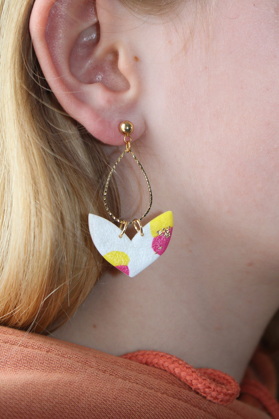 Miniature : Fleurs blanche tachetée jaune fushia