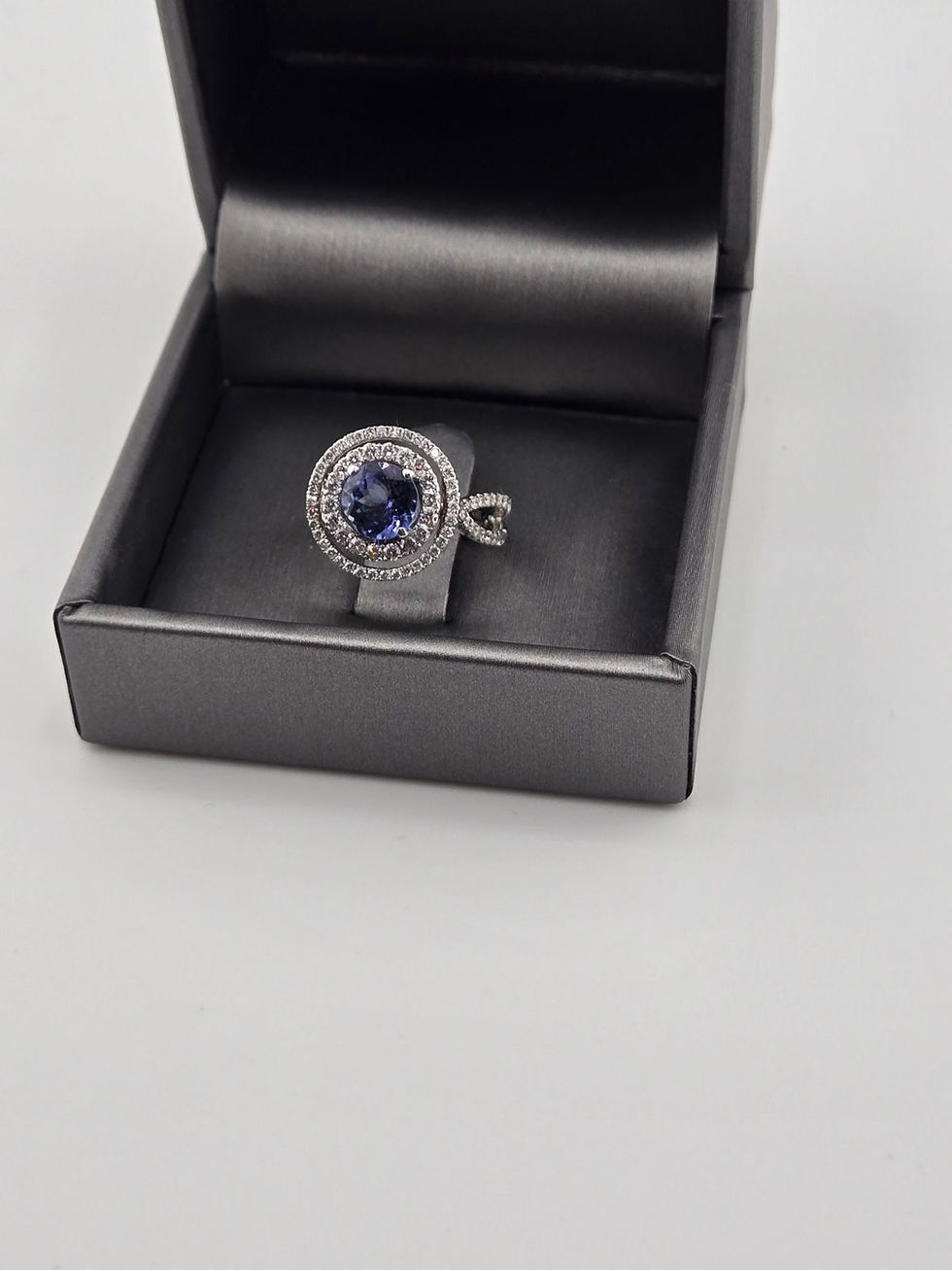 Thumbnail: 18K White Gold Ring with Diamonds and Tanzanite