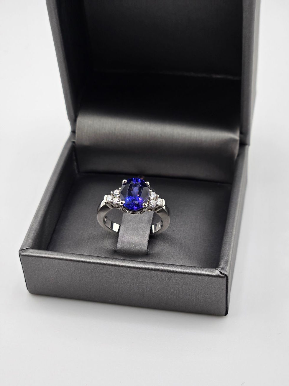 Thumbnail: 14K White Gold Ring with Round Diamonds and Oval Sapphire