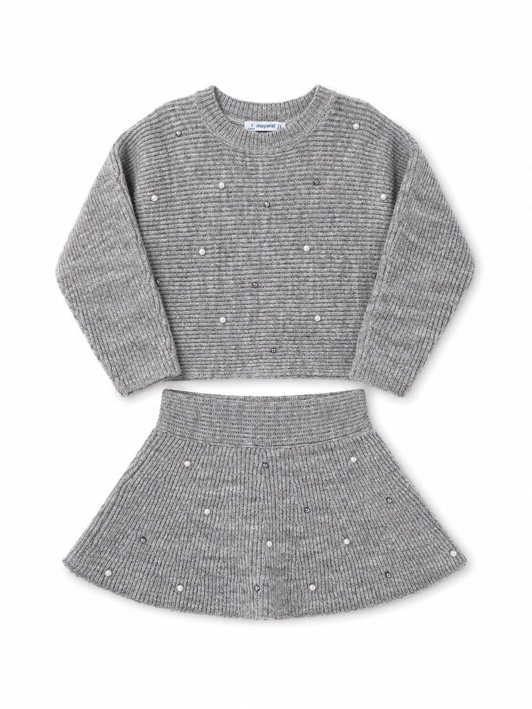 Conjunto gris con perlas