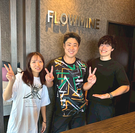 和歌山市のパーソナルジムFLOWMINEで結婚式に向けてペアトレーニングでダイエットに成功した駿介様・南様ご夫婦と担当トレーナー