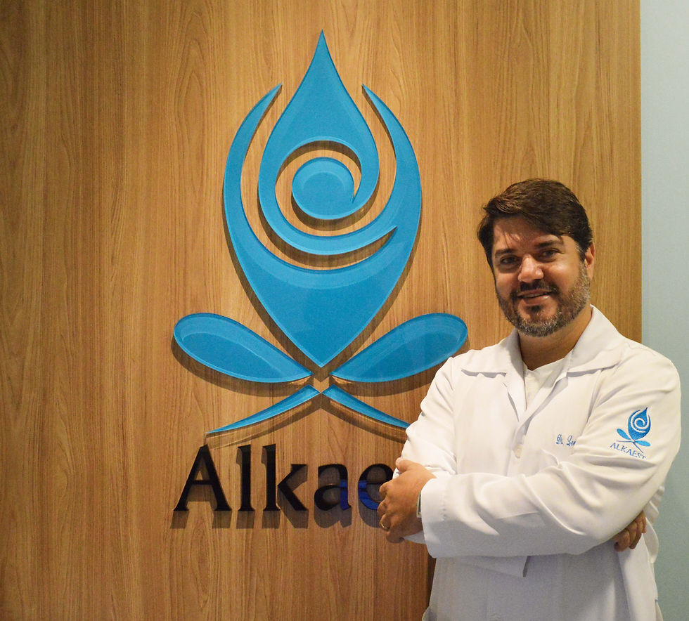 O acupunturista Leonardo Lombardi tem uma clínica, mas atende pacientes com dificuldade de locomoção em casa - Foto Ohanna Patiele