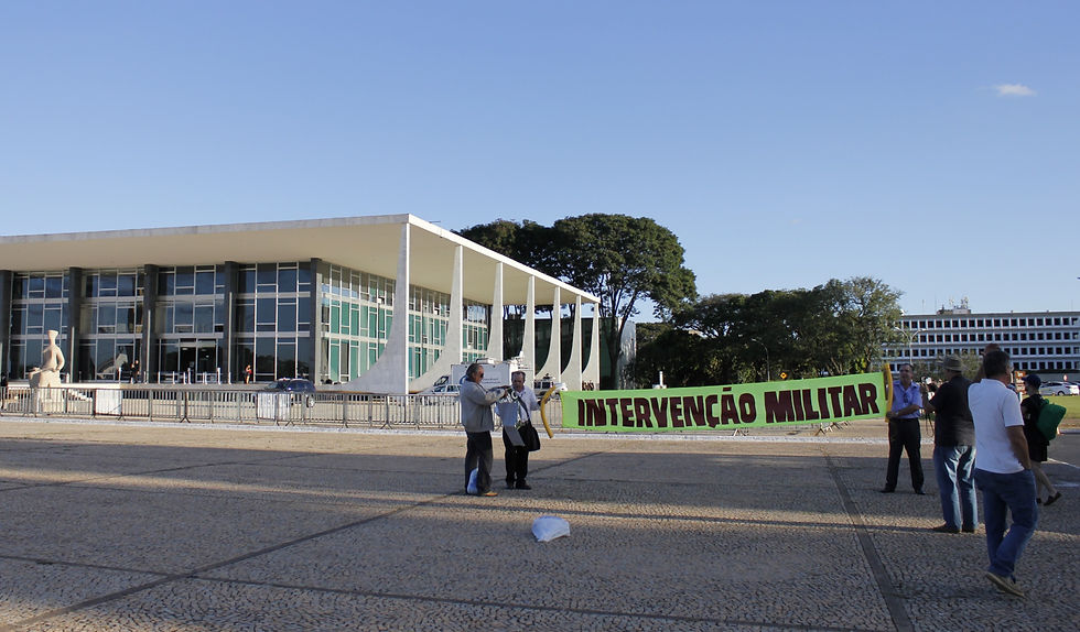 Manifestação na porta do STF pede intervenção militar