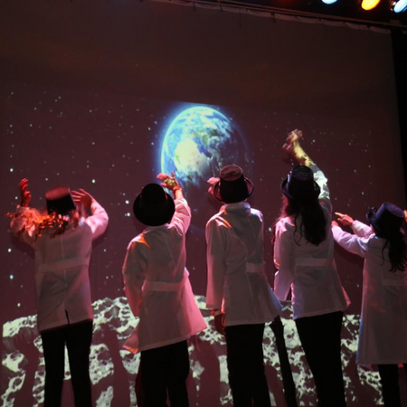 A pergunta não é mais “qual é a melhor escola?”, mas “que tipo de escola dá conta desse mundo e dessas gerações?”.    A Geração Z, que hoje ocupa o Ensino Fundamental II e o Médio, não aceita respostas prontas. Questiona, compara, pesquisa, quer saber o porquê das coisas.