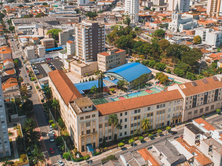 Fundado em 1902 como externato destinado inicialmente aos filhos de operários italianos das redondezas, o então Colégio Nossa Senhora da Glória nasceu Marista e profundamente enraizado na realidade cosmopolita do bairro.