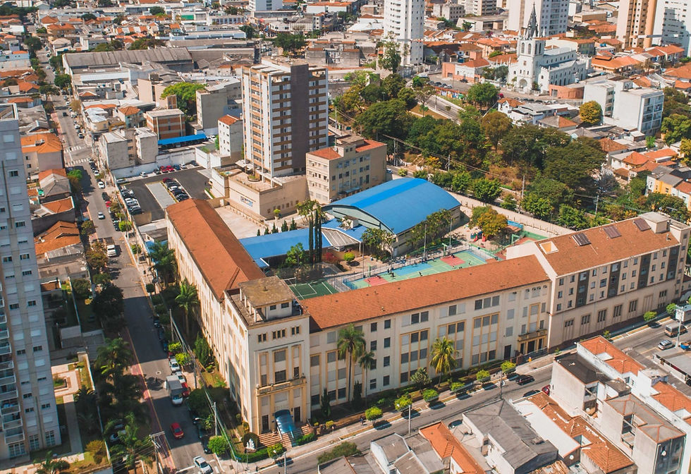 Fundado em 1902 como externato destinado inicialmente aos filhos de operários italianos das redondezas, o então Colégio Nossa Senhora da Glória nasceu Marista e profundamente enraizado na realidade cosmopolita do bairro.