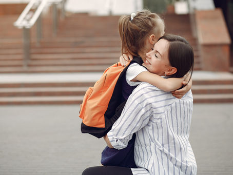 Pais e mães de hoje estão mais informados, mais conectados e, acima de tudo, mais atentos à coerência entre discurso e prática das instituições.