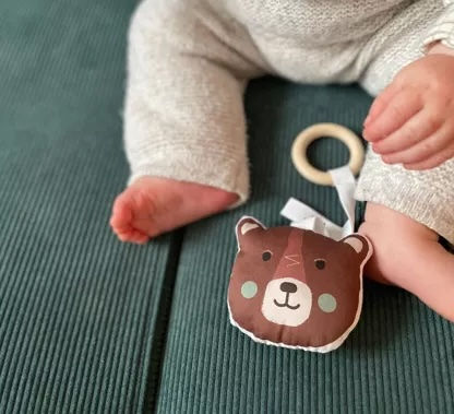 Anneau de dentition en bois & coton bio Petit ours brun Carotte & Cie : en situation avec un enfant